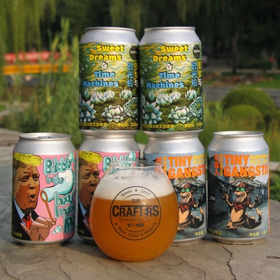 六个橙色和白色标签的罐头
